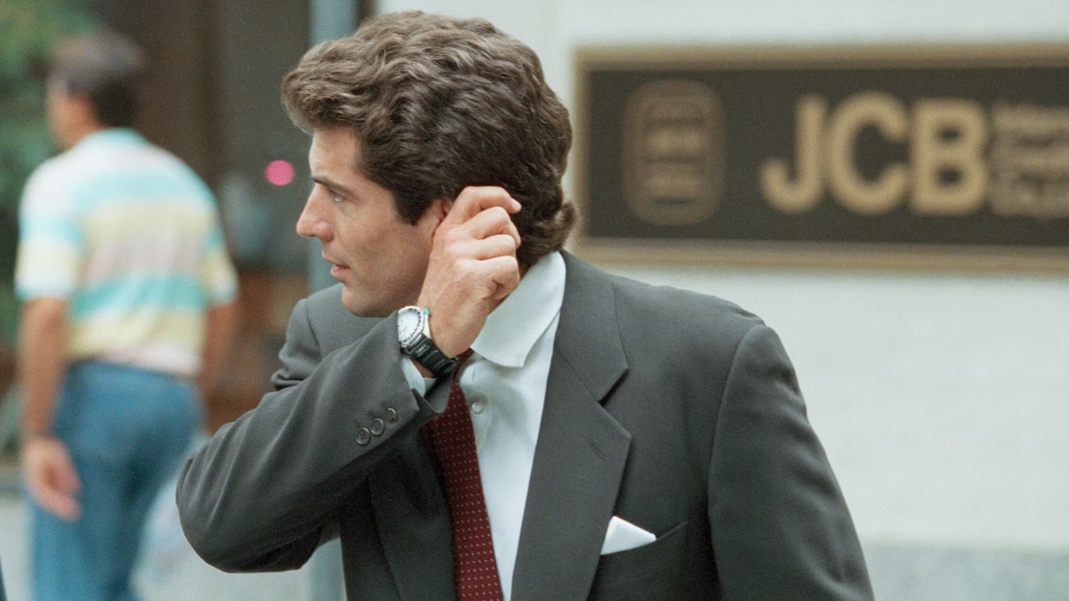 Los relojes de John John y Carolyn en Love Story también son iconos de estilo