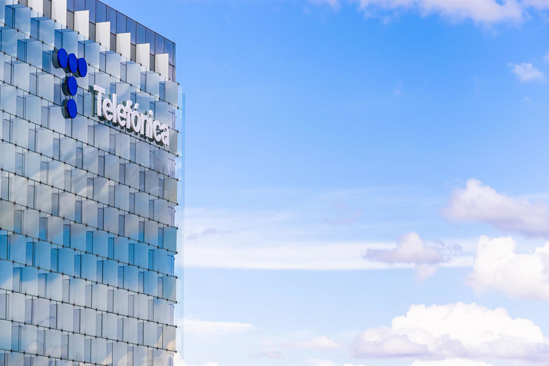 Telefónica muestra en MWC cómo ‘Titan Connect’ asegura atención médica urgente en un partido de fútbol