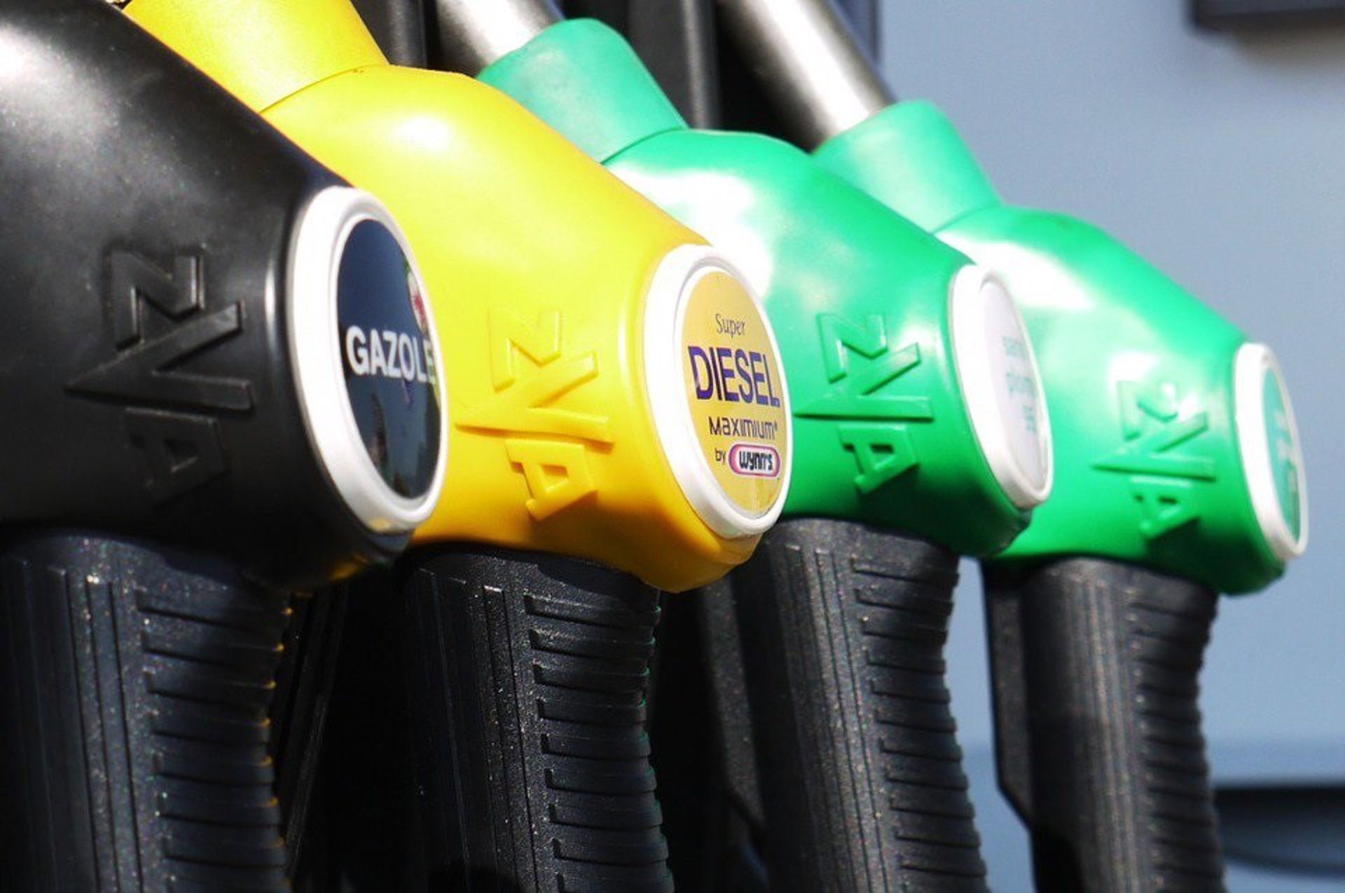 El consumo de combustibles de automoción cae en enero casi un 10% con respecto a diciembre