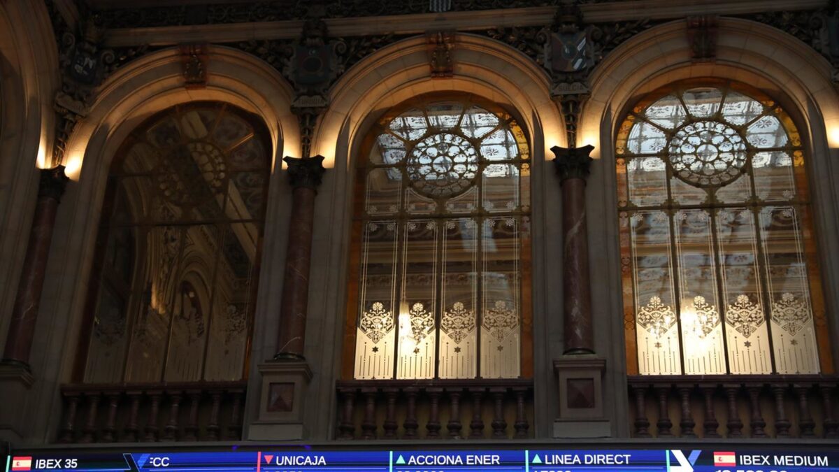 El Ibex 35 gana un 0,29% y roza los 17.300 puntos, a la espera de la Fed, con el crudo en 108 dólares