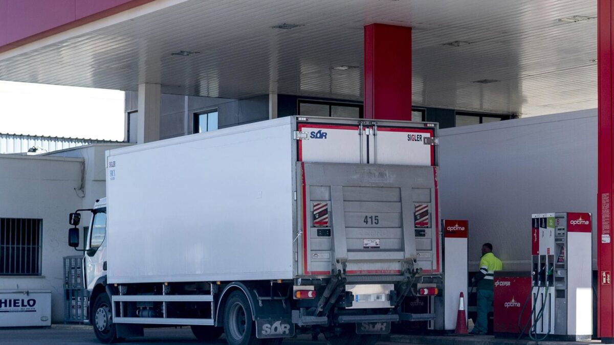 Los transportistas se reúnen hoy de urgencia con el Ministerio para valorar nuevas ayudas al sector Los transportistas se reúnen hoy de urgencia con el Ministerio para valorar nuevas ayudas al sector