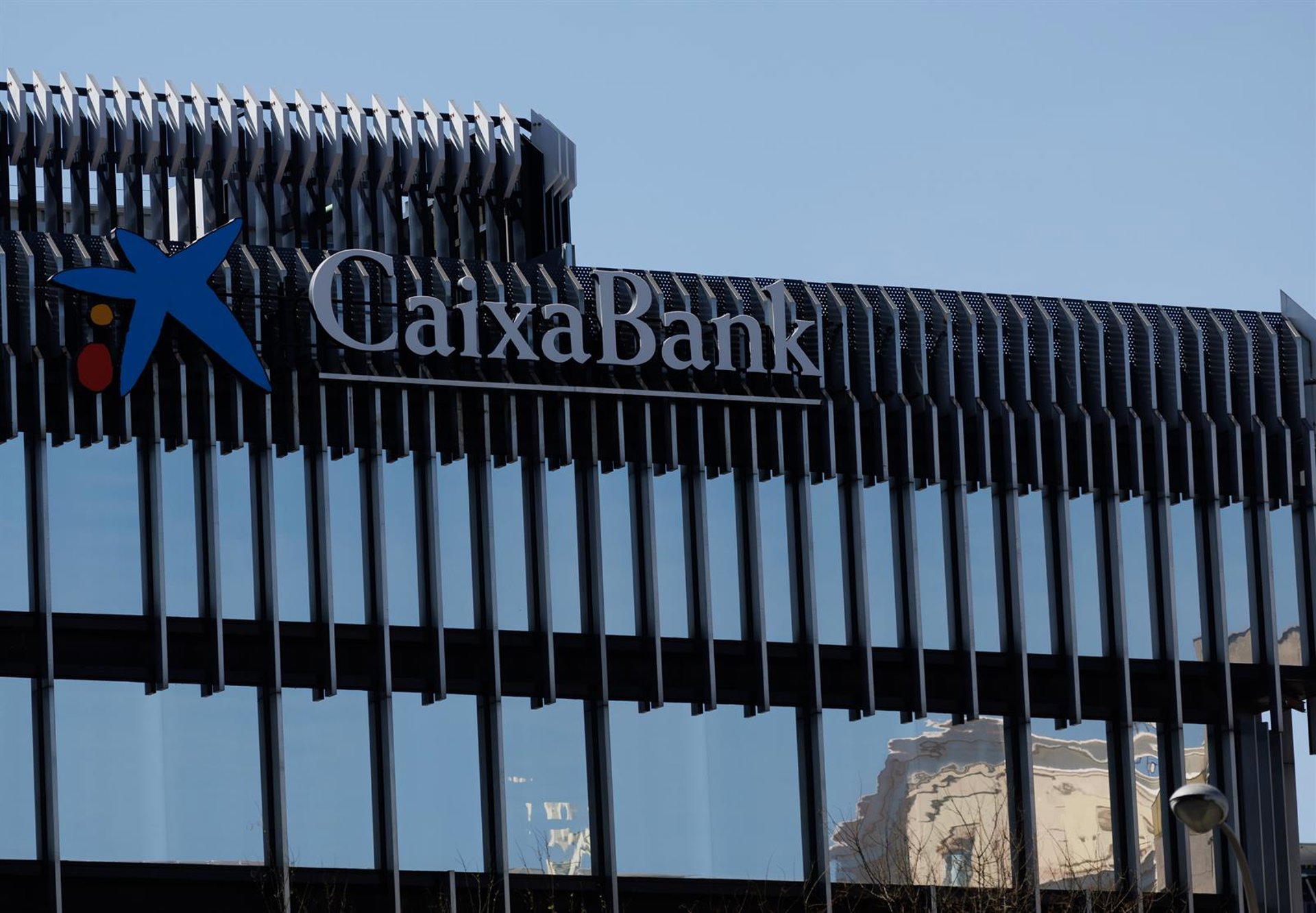 CaixaBank ejecuta el 96% de su actual programa de recompra de acciones