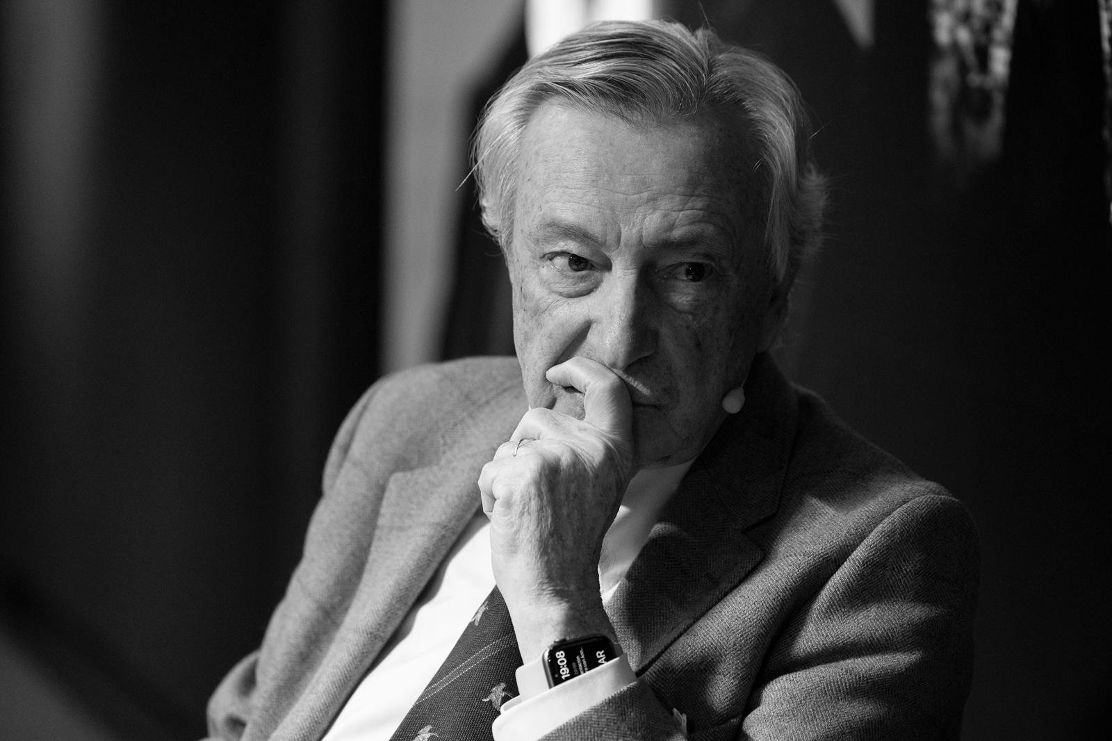 Dezcallar avala la postura de España en Oriente Próximo en su visita a Forbes House: “La realidad está superando a la ficción”