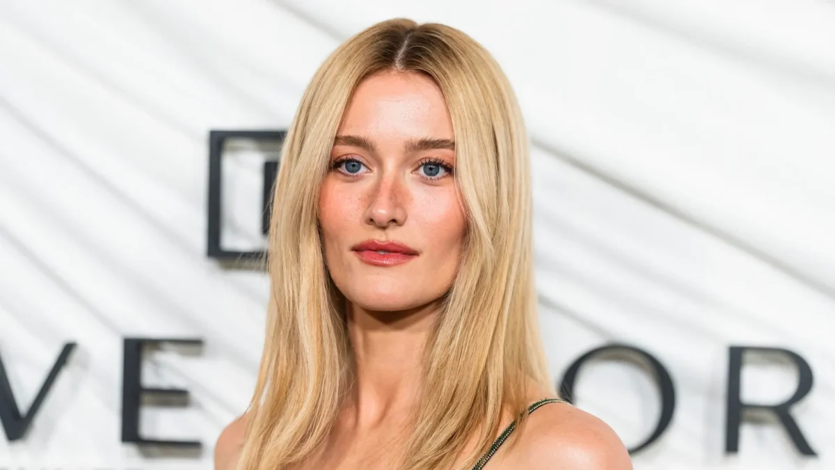 Elegante, icónica y misteriosa, así es Sarah Pidgeon, imagen de Carolyn Bessette en ‘Love Story’