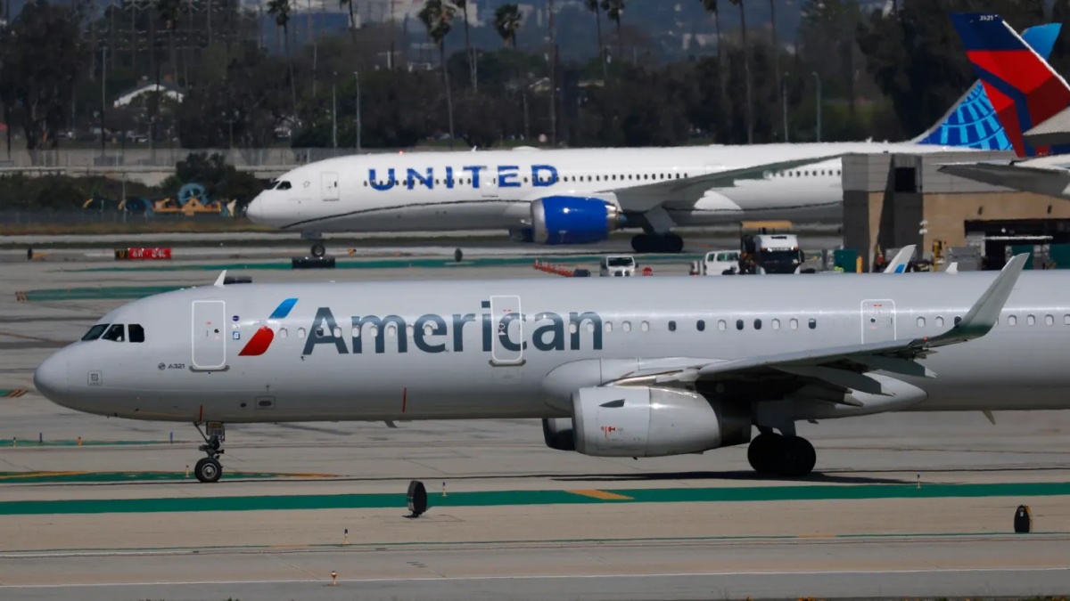 El alza vertiginosa de los precios del combustible para aviones desata especulaciones sobre fusiones entre aerolíneas