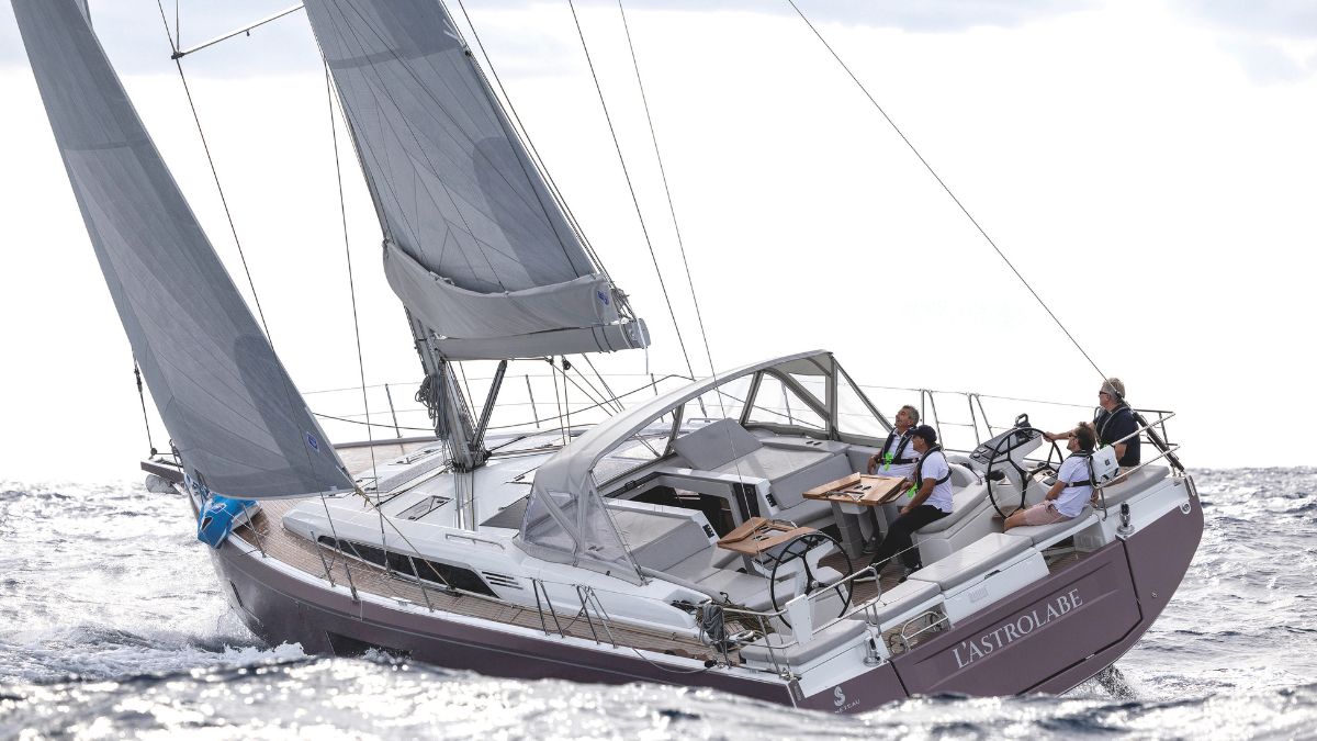 Prueba de vela | Beneteau Oceanis 52, más espacio y confort para navegar sin prisas