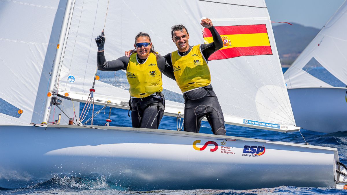 Jordi Xammar y Marta Cardona celebran su victoria en la Semana Olímpica Francesa de Hyères. Foto: FF Voile / Sailing Energy