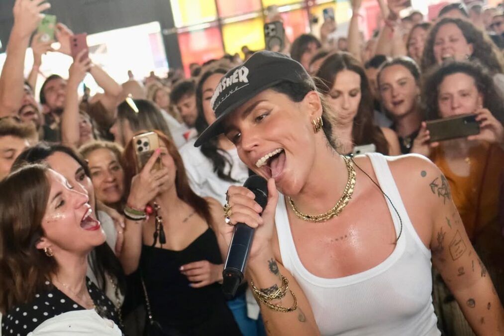 Ana Legazpi, se bajó del escenario del Vibra Mahou Fest, para cantar con sus fans