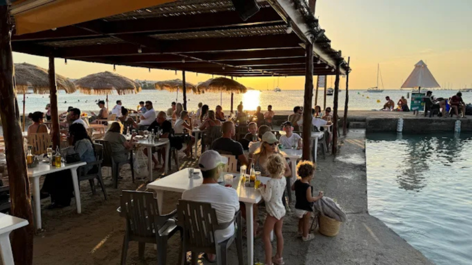 Ibiza ante el fin de una era: regulación, turismo y el ocaso del chiringuito tradicional