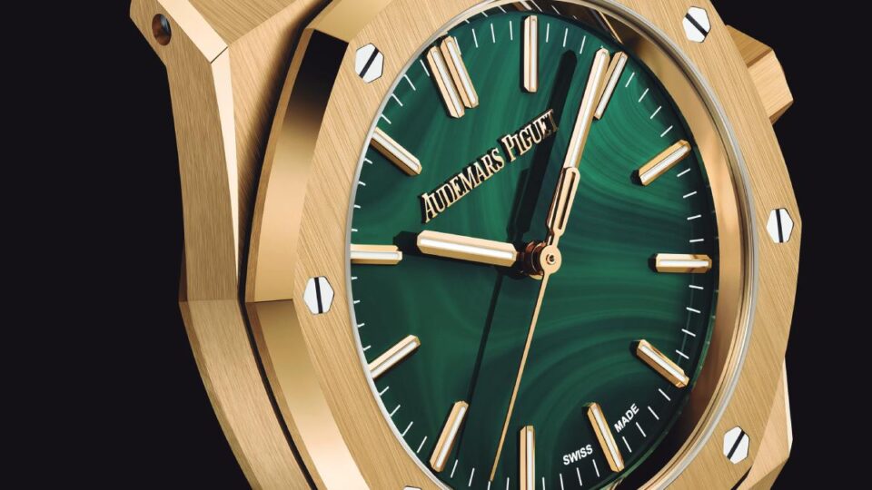 Así es el increíble reloj que llevaba Bad Bunny en la Super Bowl, un verde natural