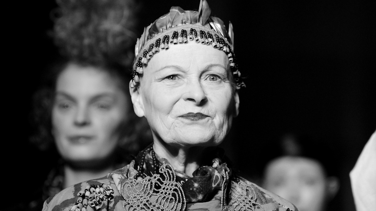 “Compra menos, elige bien, haz que dure”: el legado radical de Vivienne Westwood, que hoy cumpliría 85 años