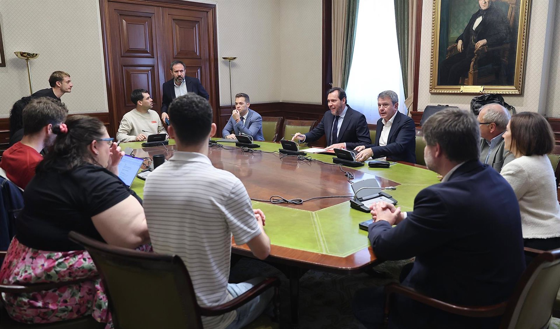 Óscar Puente se reúne con las plataformas de usuarios de tren en Cataluña