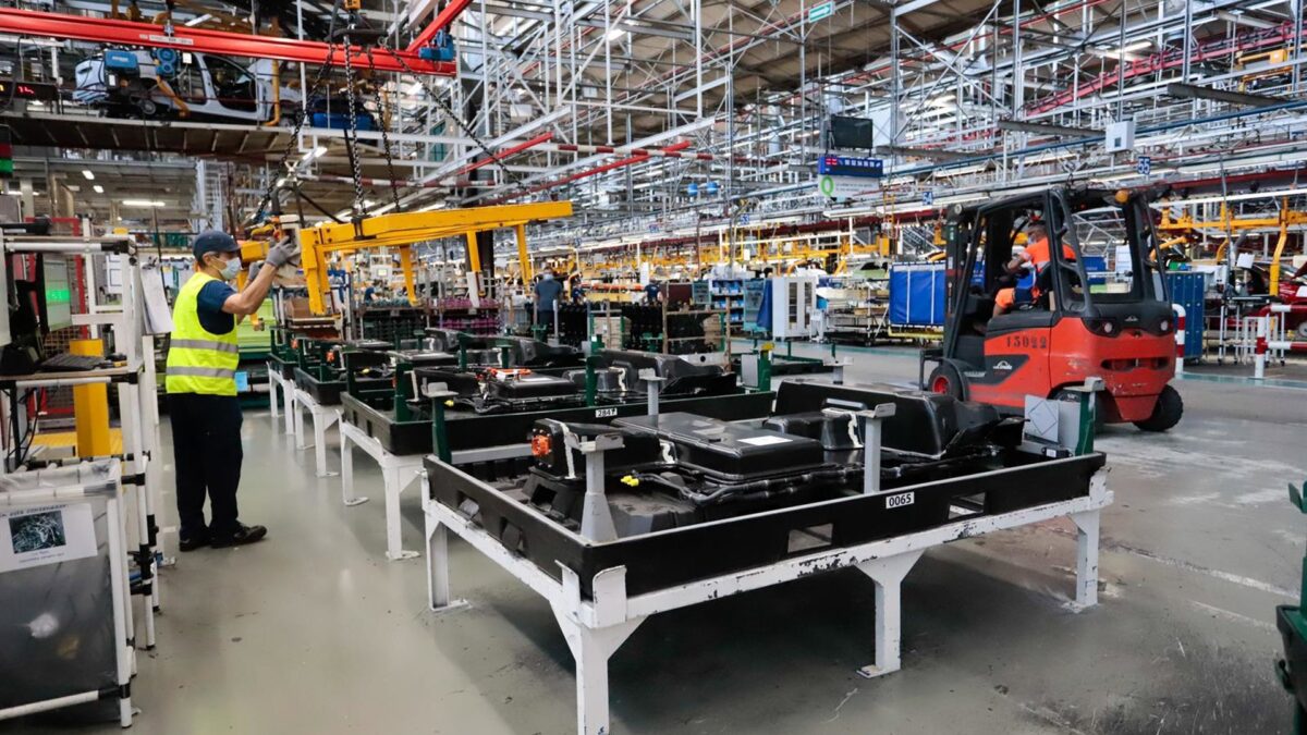 La facturación de la industria cae un 2,7% en febrero y suma dos meses en negativo La facturación de la industria cae un 2,7% en febrero y suma dos meses en negativo