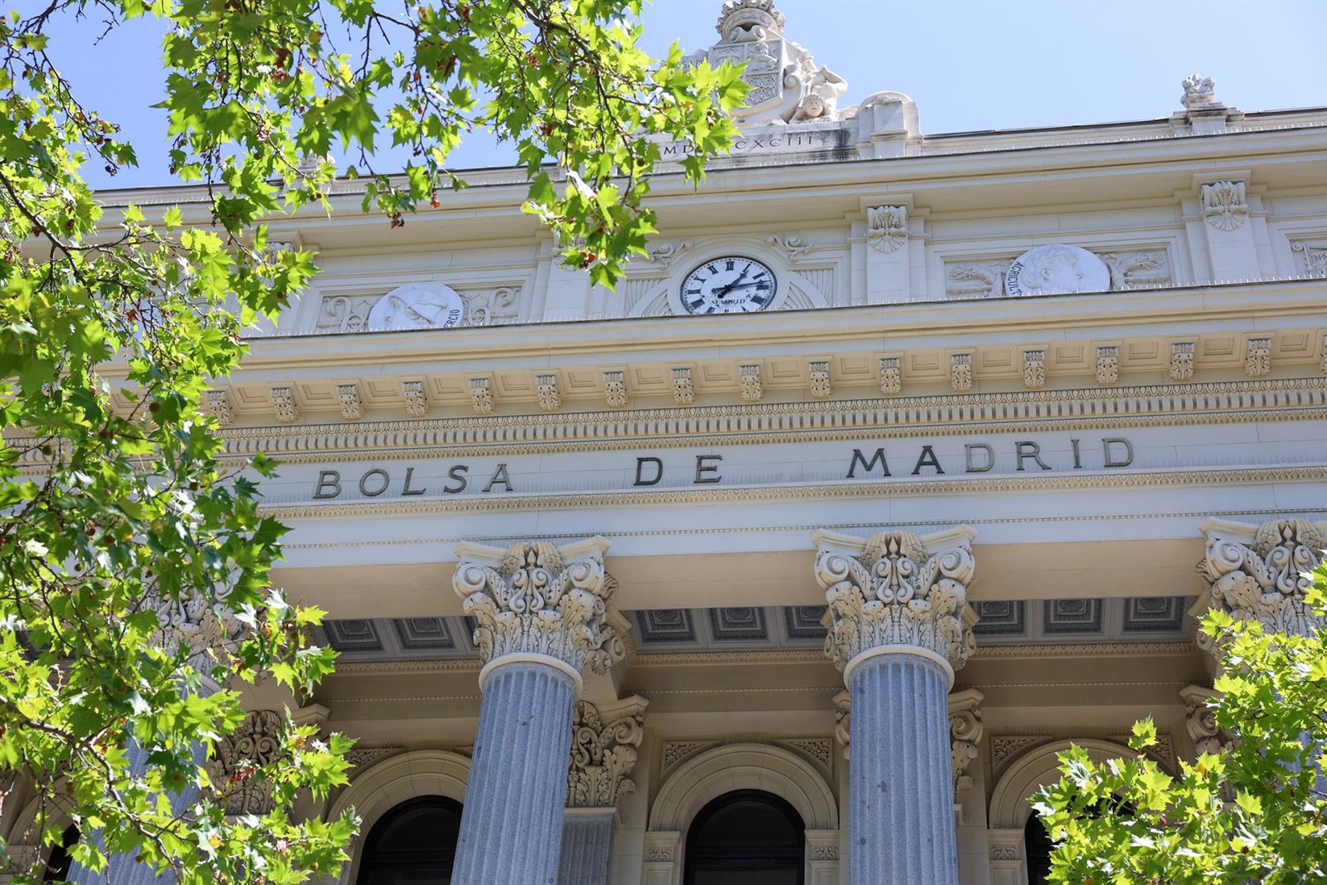 El Ibex 35 sube un 0,3% en la apertura y supera los 18.300 puntos, con el Brent en 95 dólares
