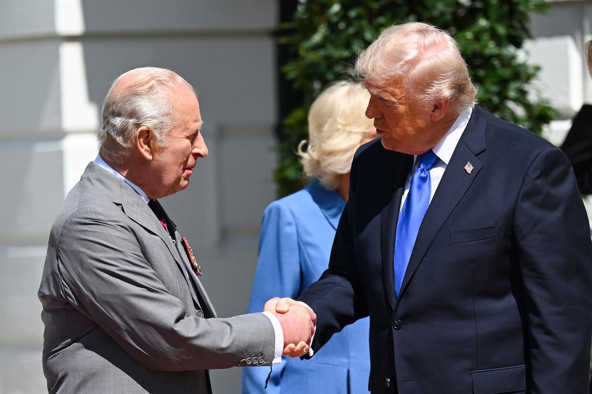 Trump anuncia la retirada parcial de aranceles al whisky de Reino Unido tras la visita de Carlos III