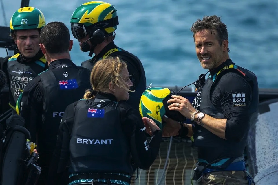 Ryan Reynolds experimenta en primera persona la velocidad de SailGP en Bermudas