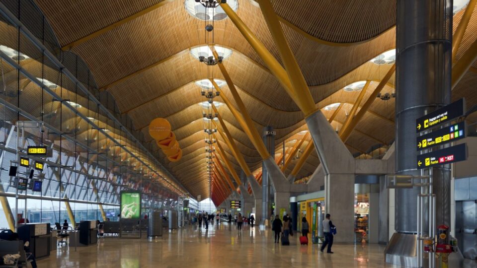 Barceló y Momentum (Hyatt), favoritos para hacerse con los hoteles en Barajas y El Prat
