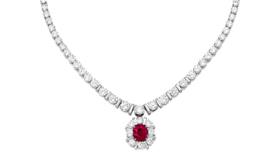 Un collar de rubíes se ha vendido por 2,1 millones de dólares, casi 15 veces su precio estimado