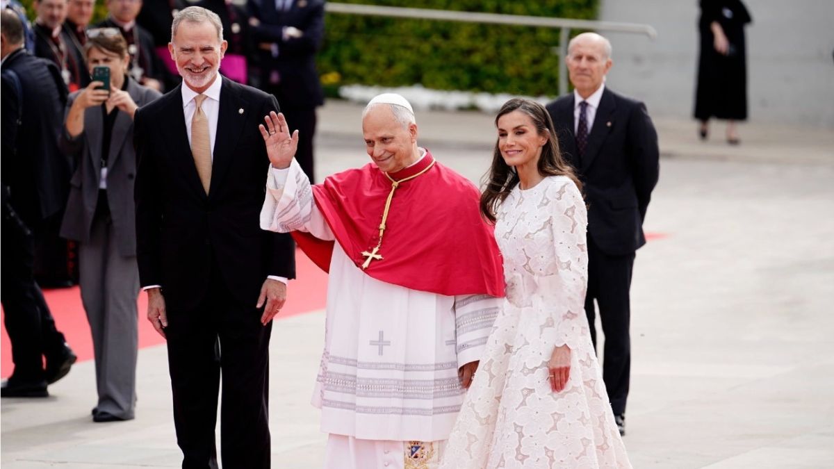 La reina Letizia recupera el ‘privilegio del blanco’ en la visita del Papa a Madrid