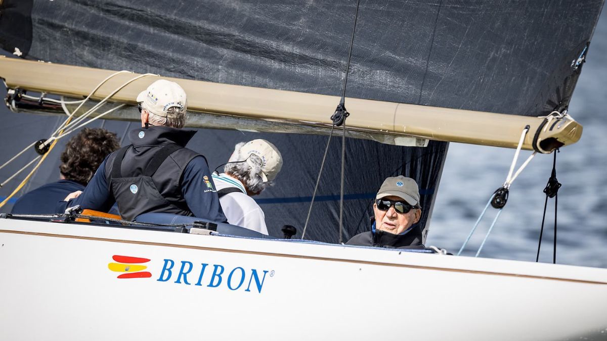 ‘Titia’ y ‘Cactus Digital’ lideran el Trofeo Xacobeo en Sanxenxo en una jornada con Juan Carlos I a bordo del ‘Bribón’