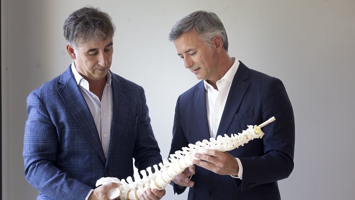 Una startup española asume el reto de revolucionar el tratamiento de la escoliosis: operar sin fusionar vértebras