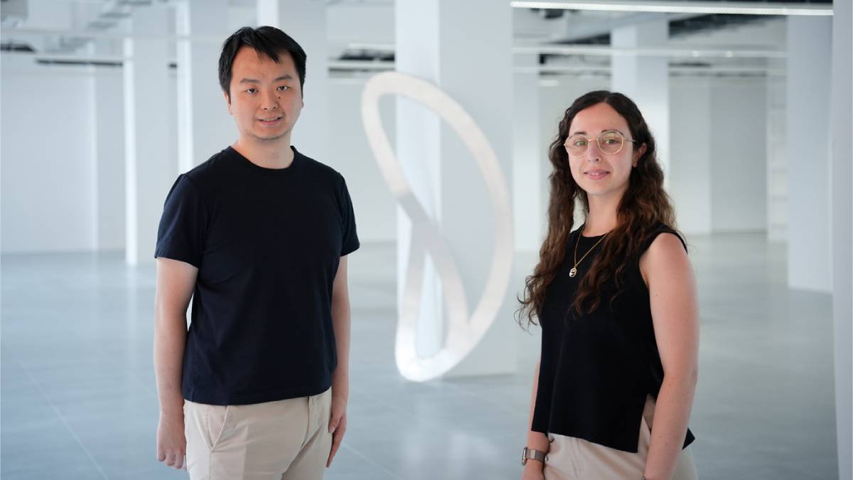 Los fundadores de THEKER Jiaqiang Ye Zhu y Carla Gómez Cano.
