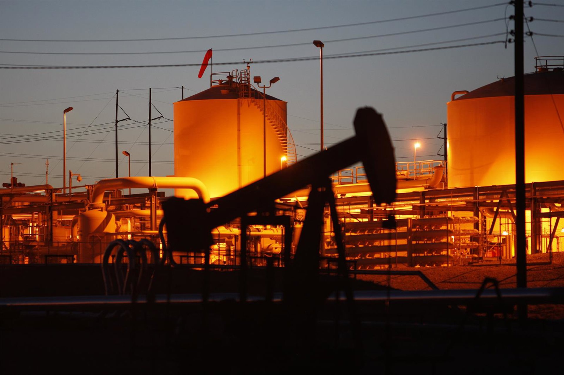 Venezuela renuncia a poder anular los contratos de petroleras que dañen el «interés público» para seducirlas