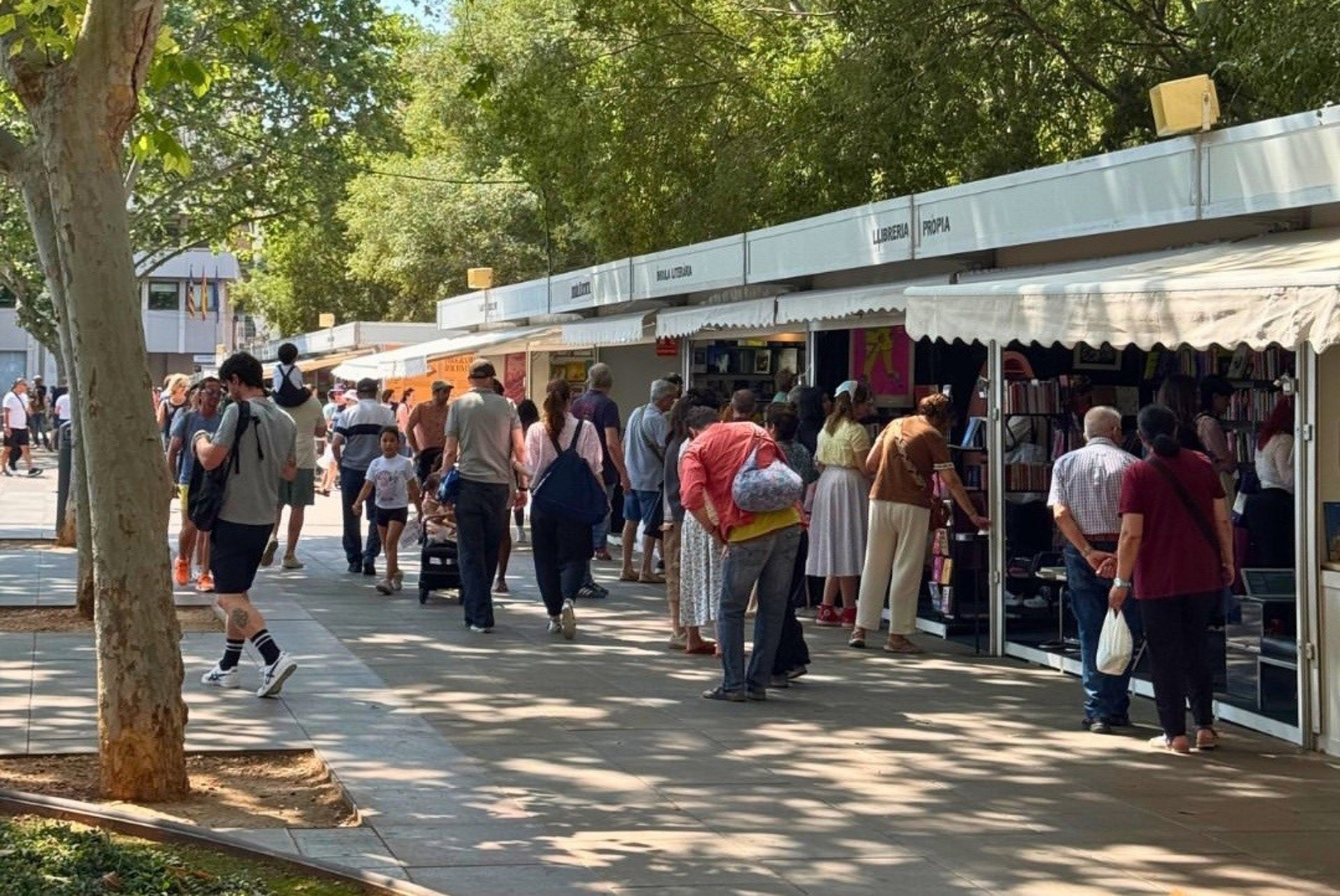 La Feria del Libro seguirá en la plaza de España tras finalizar con un aumento generalizado de las ventas