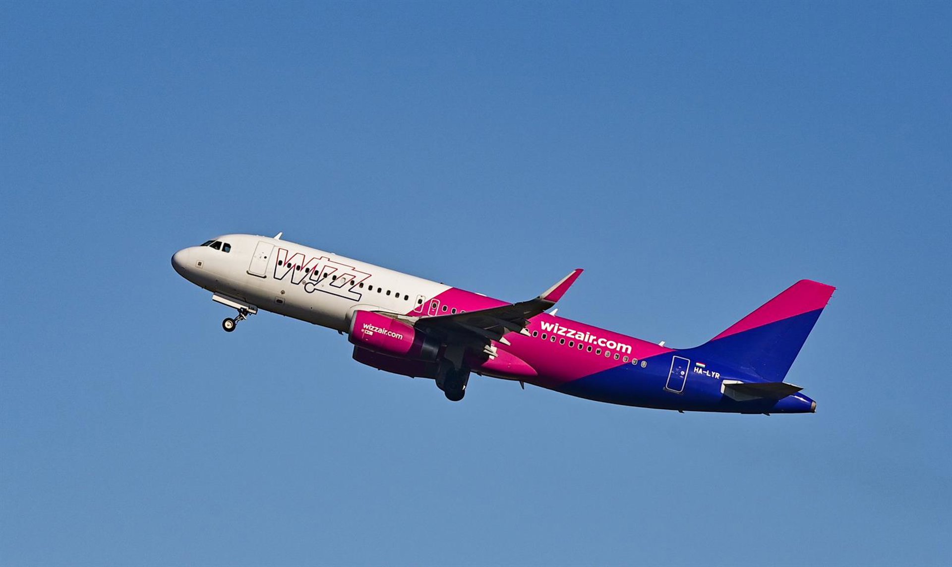 Wizz Air reduce un 99% el beneficio en su año fiscal 2026, pese a récord de pasajeros, y no ofrece previsiones