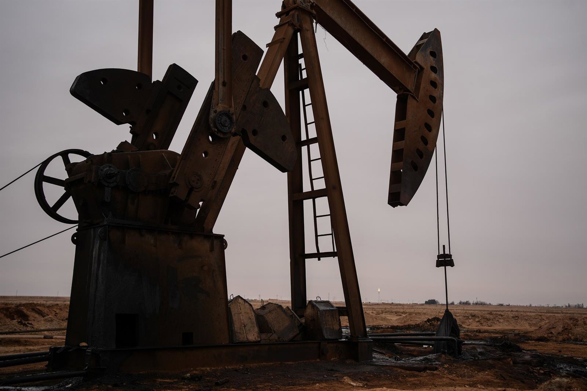El petróleo ronda los 83 dólares, menor precio desde principios de marzo, y el gas natural se hunde un 9%