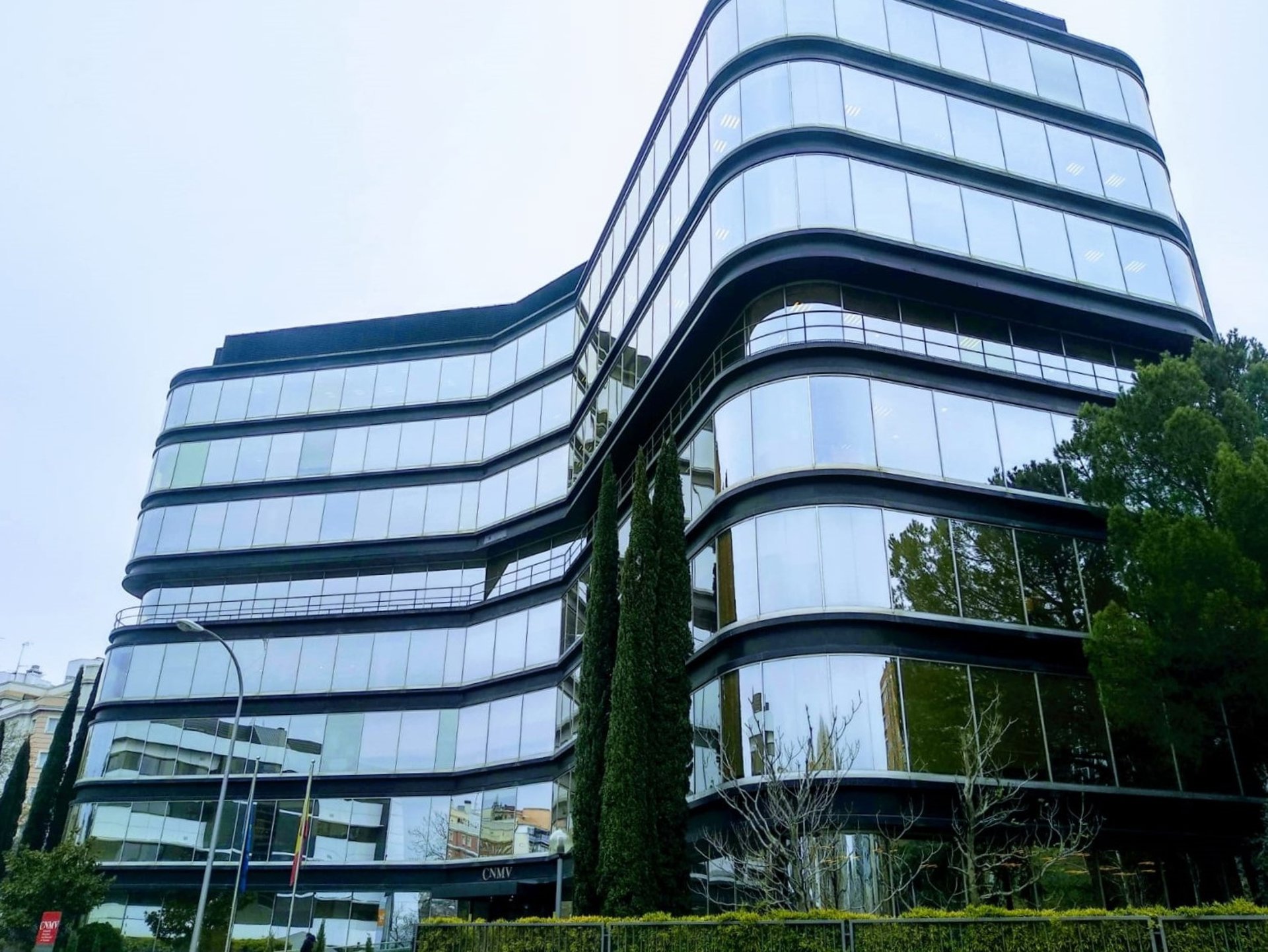 La CNMV alerta de cinco ‘chiringuitos’ financieros en Países Bajos