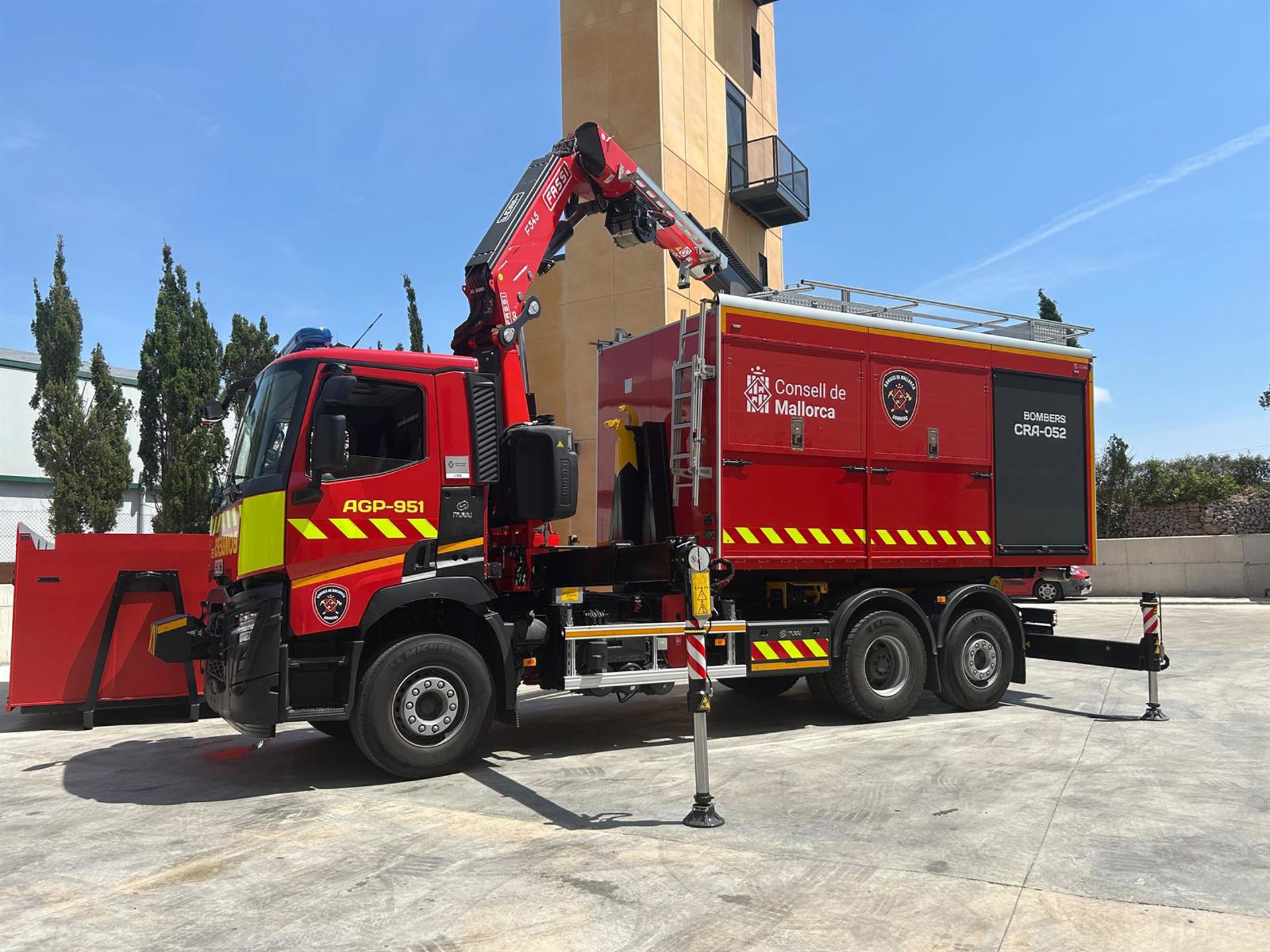 Un incendio en un camión se extiende a varios vehículos en Palmanyola