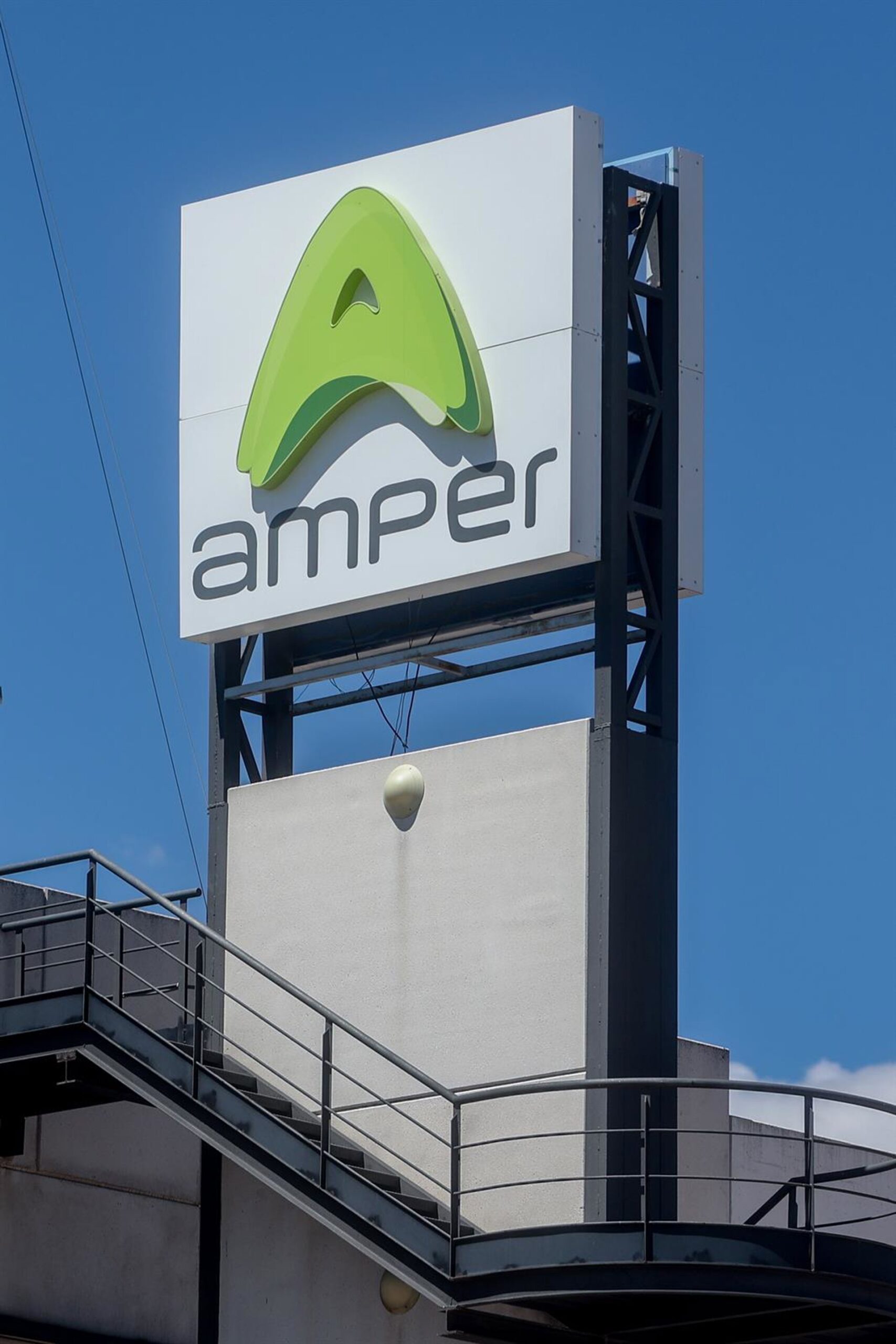 Amper prevé facturar 800 millones y lograr Ebitda de 130 millones en 2028, casi el triple que en 2025