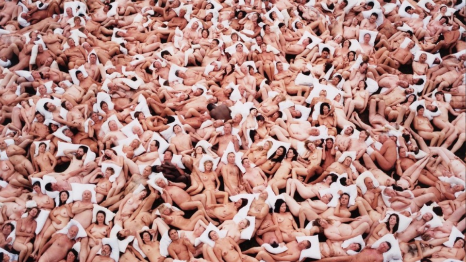 Spencer Tunick: el negocio detrás del arte que convierte miles de cuerpos desnudos en publicidad para ciudades y marcas