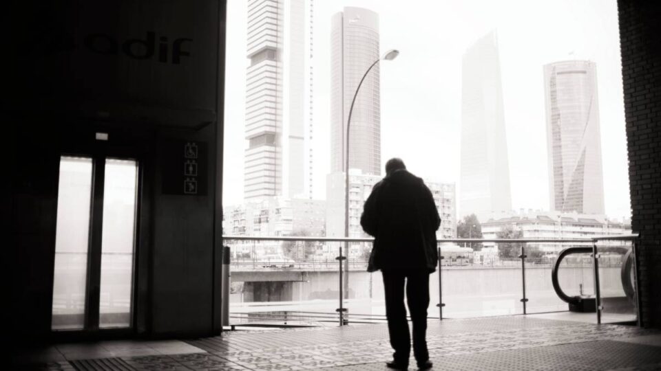 Un hombre en la estación de tren de Chamartín, con vista de las cuatro torres (Getty Images)