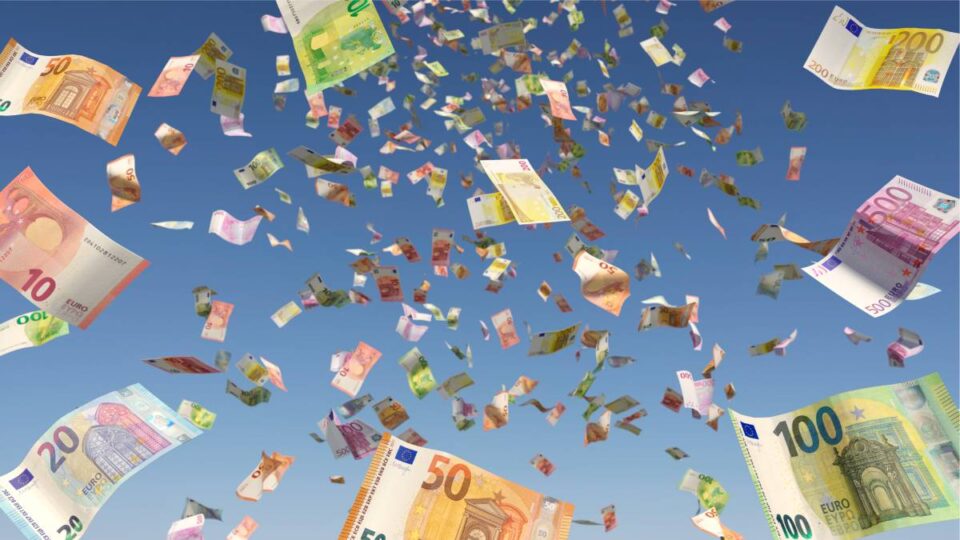 Lluvia de billetes de euro (Getty Images)