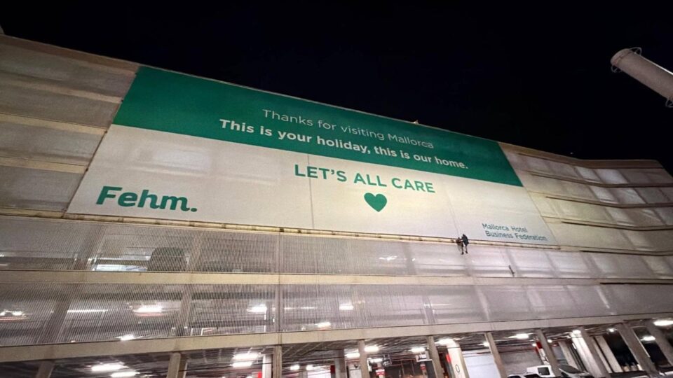 Los hoteleros de Mallorca instalan una pancarta en el aeropuerto que insta al turista a cuidar la isla: «Estas son tus vacaciones, este es nuestro hogar»