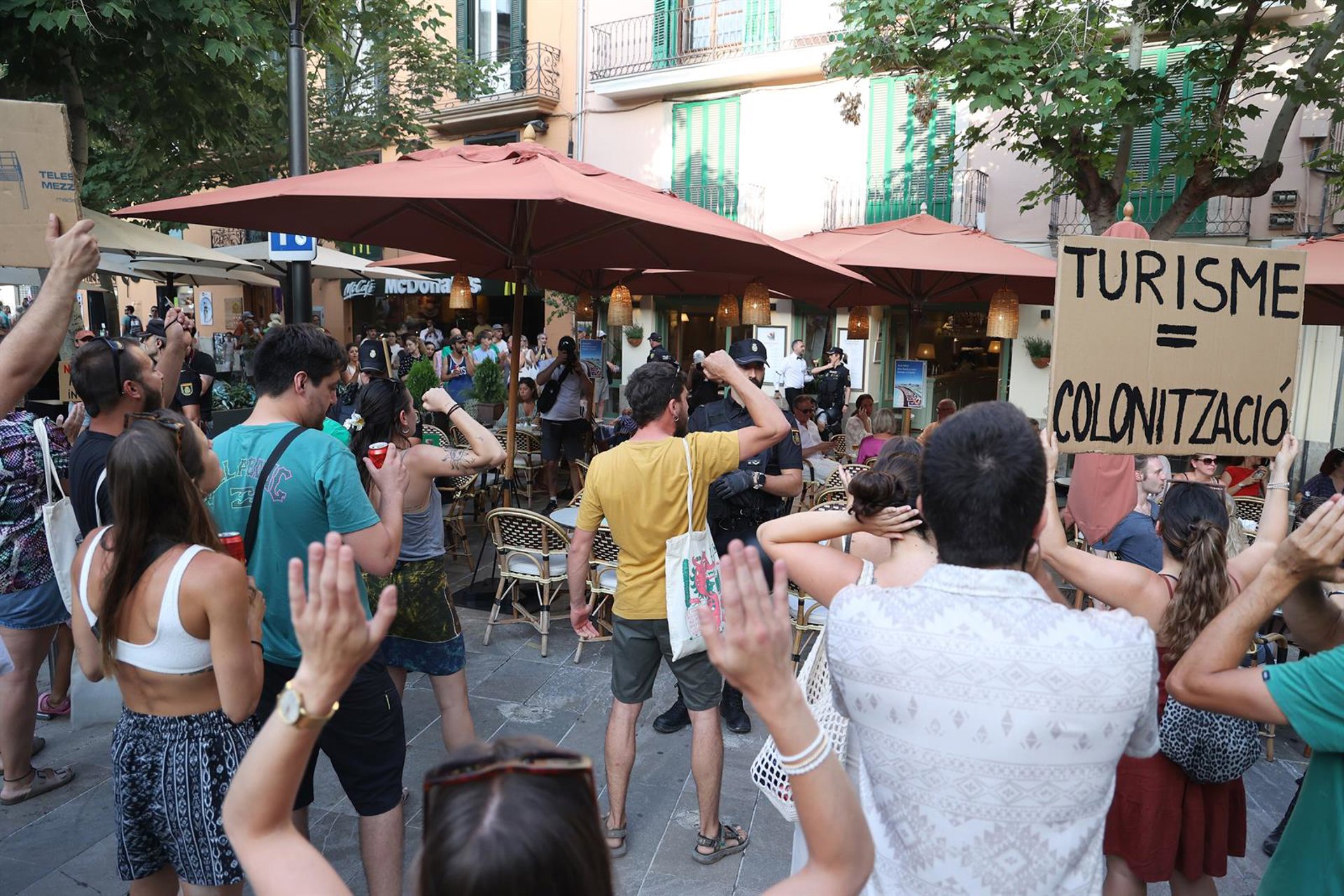 CAEB rechaza el manual de Menys turisme, més vida por «traspasar todos los límites de la convivencia»