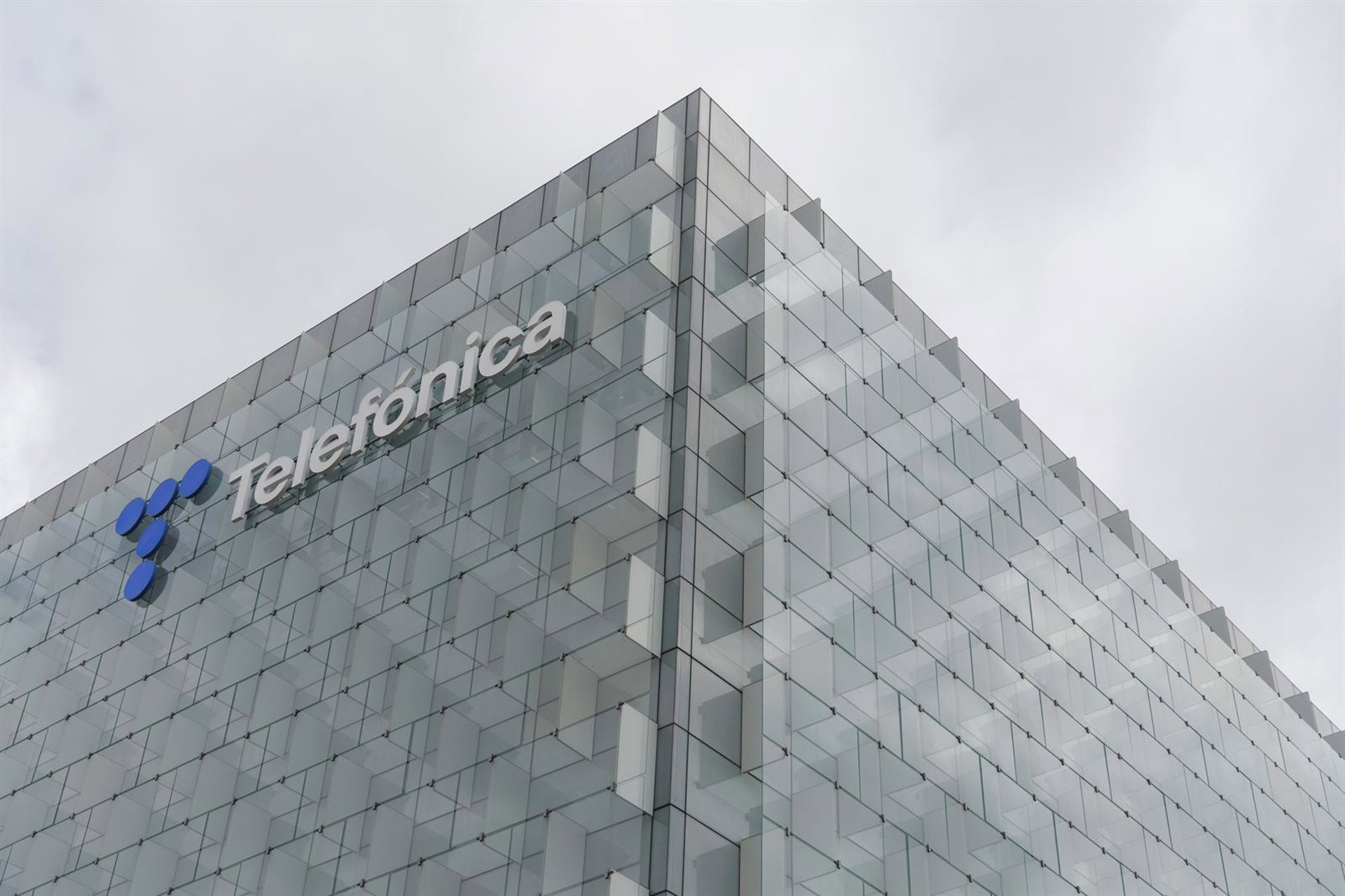 Telefónica y Amper actualizan las redes de comunicaciones críticas en diez aeropuertos de Aena