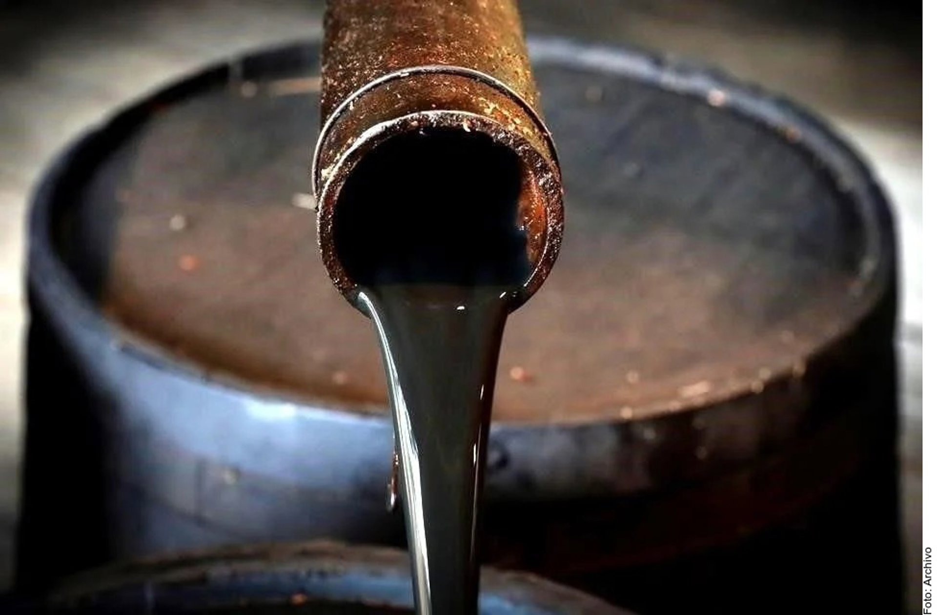 El barril de Brent sube más de un 4% y se aproxima a los 80 dólares por la escalada entre EEUU e Irán
