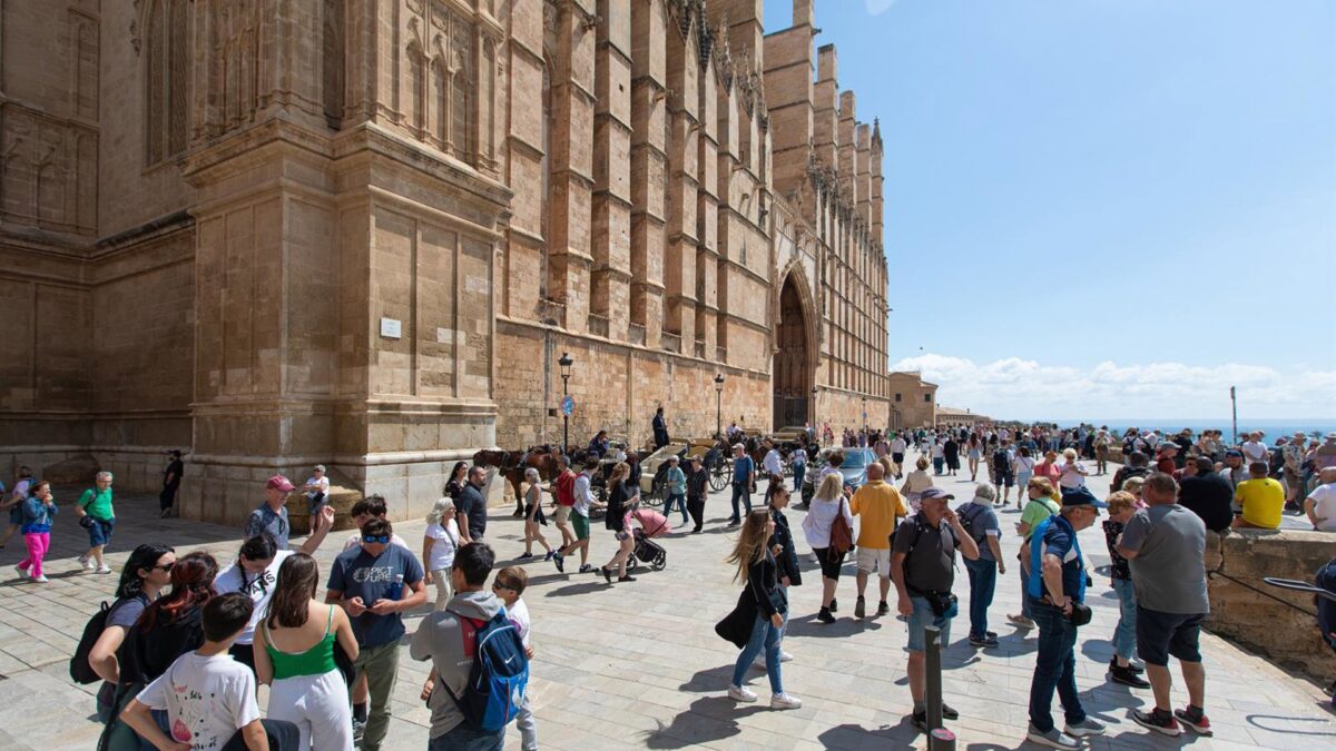 Economistas piden detener el crecimiento del sector turístico para evitar que el Estado del Bienestar «se arruine» Economistas piden detener el crecimiento del sector turístico para evitar que el Estado del Bienestar «se arruine»