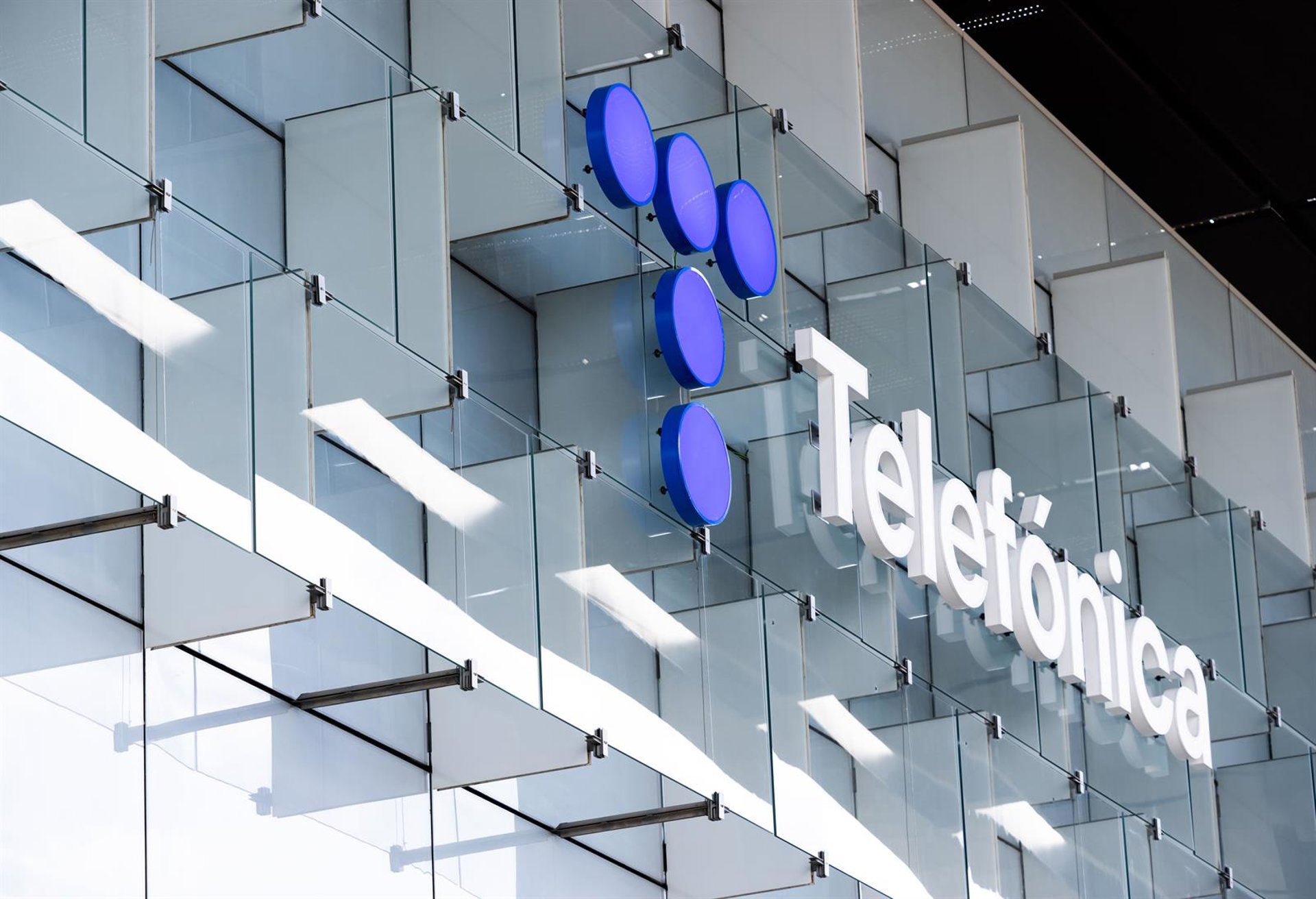 Telefónica notifica a CNMC la compra a Asterion de la plataforma Lineox