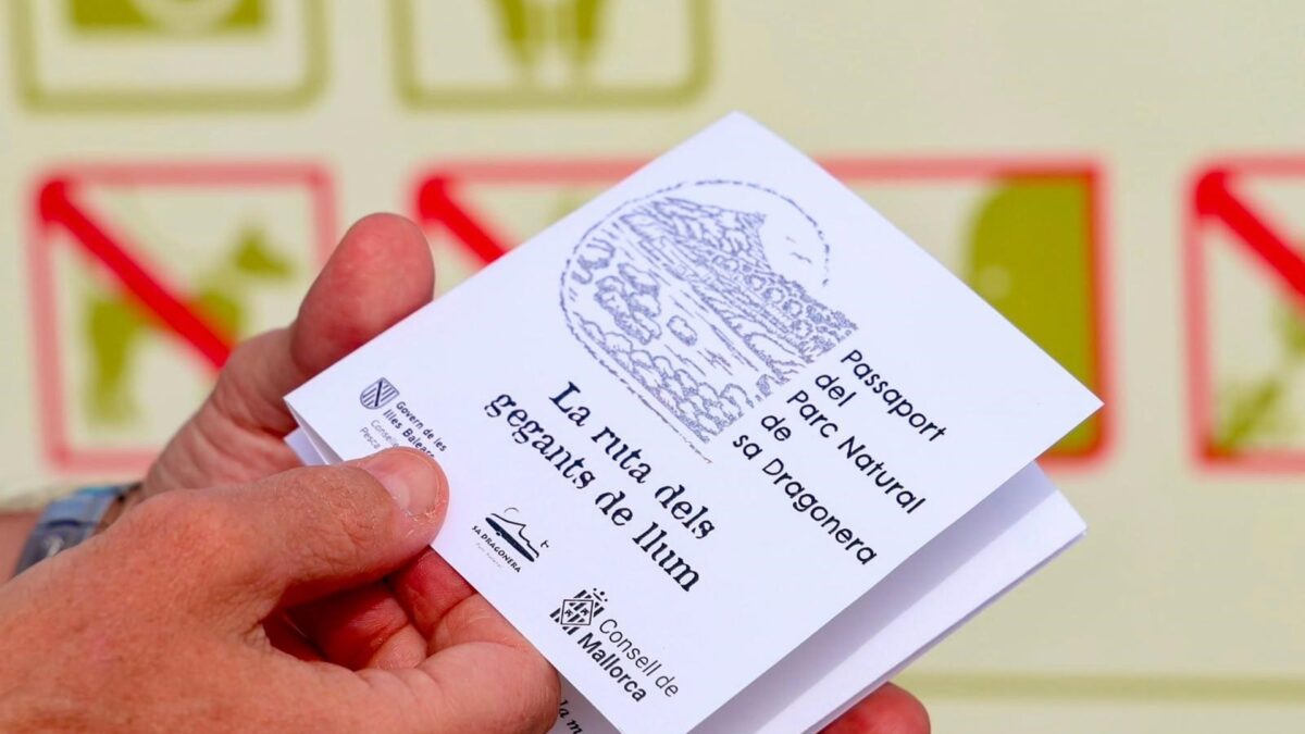El Consell de Mallorca estrena un pasaporte para recorrer la ‘Ruta dels Gegants de Llum’ de sa Dragonera El Consell de Mallorca estrena un pasaporte para recorrer la ‘Ruta dels Gegants de Llum’ de sa Dragonera