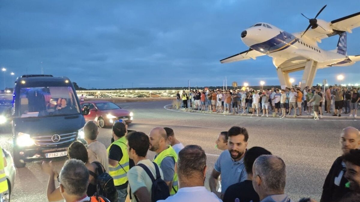 La mayoría de sindicatos rechazan la propuesta de Airbus y mantienen la huelga La mayoría de sindicatos rechazan la propuesta de Airbus y mantienen la huelga