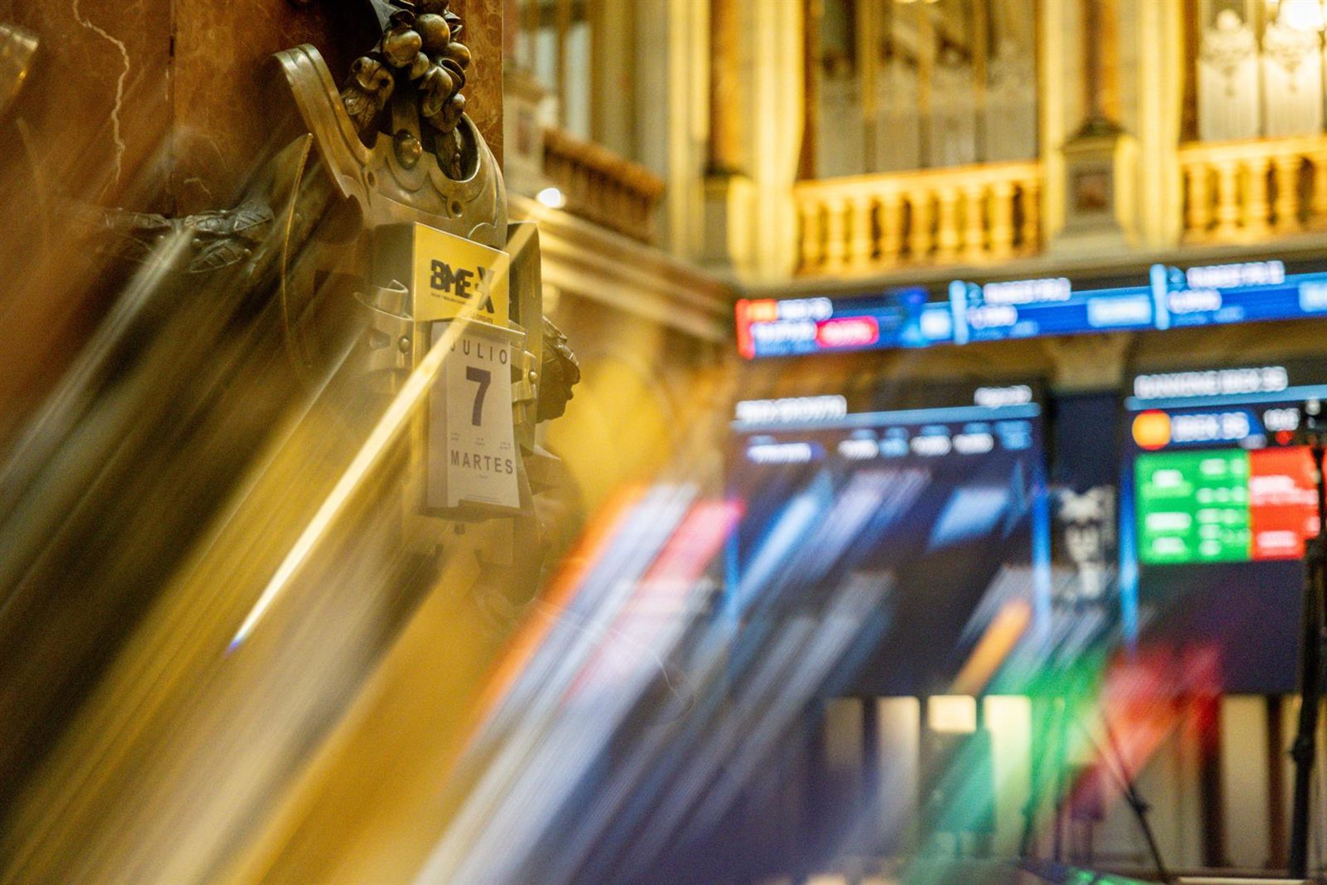 El Ibex 35 espera al BCE con un descenso del 0,69% en la media sesión, hasta los 19.435 puntos