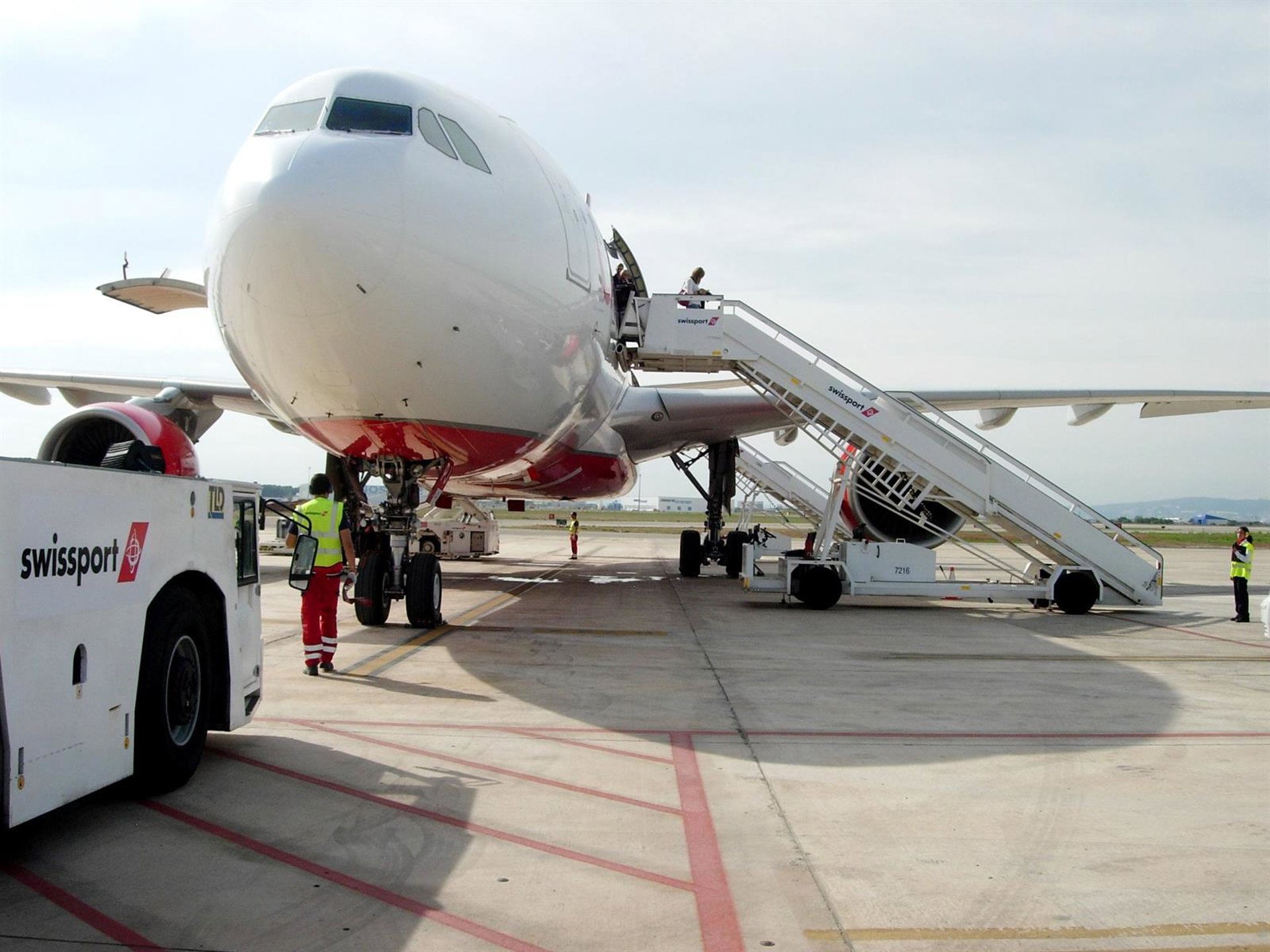 CCOO revisará los servicios mínimos en los paros de Swissport tras una jornada con «bastantes» vuelos retrasados