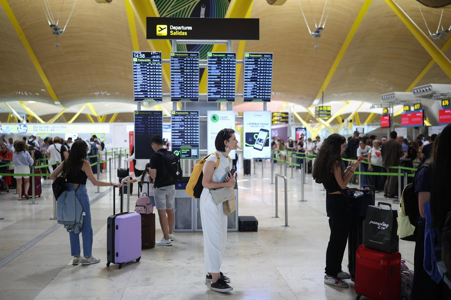 Los aeropuertos españoles de la red de Aena operarán 22.655 vuelos hasta el domingo, con huelga en Renfe