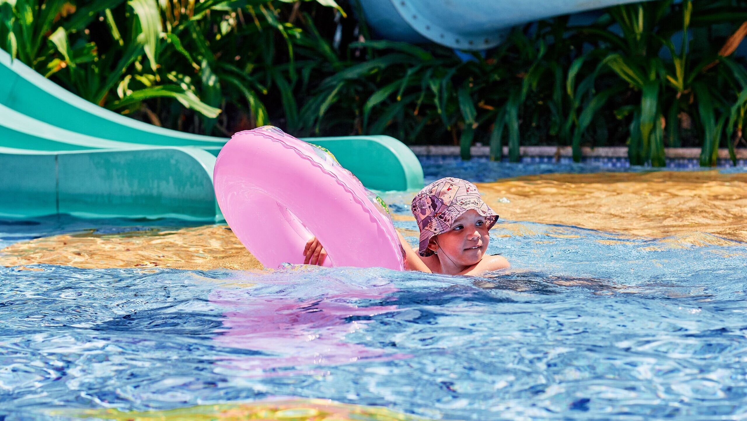 niño bañandose