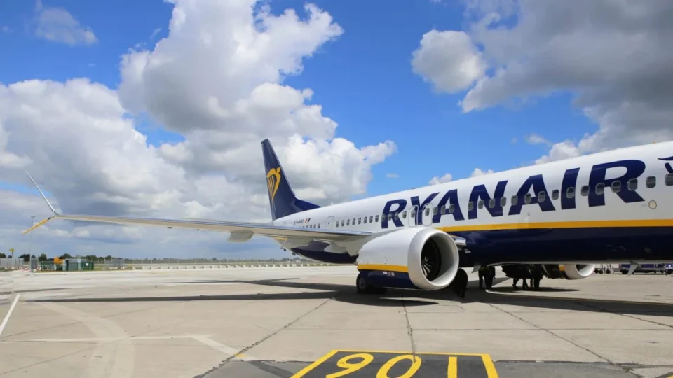 Ryanair gana un 34% menos en su primer trimestre por el alza del combustible y pese al aumento de pasajeros