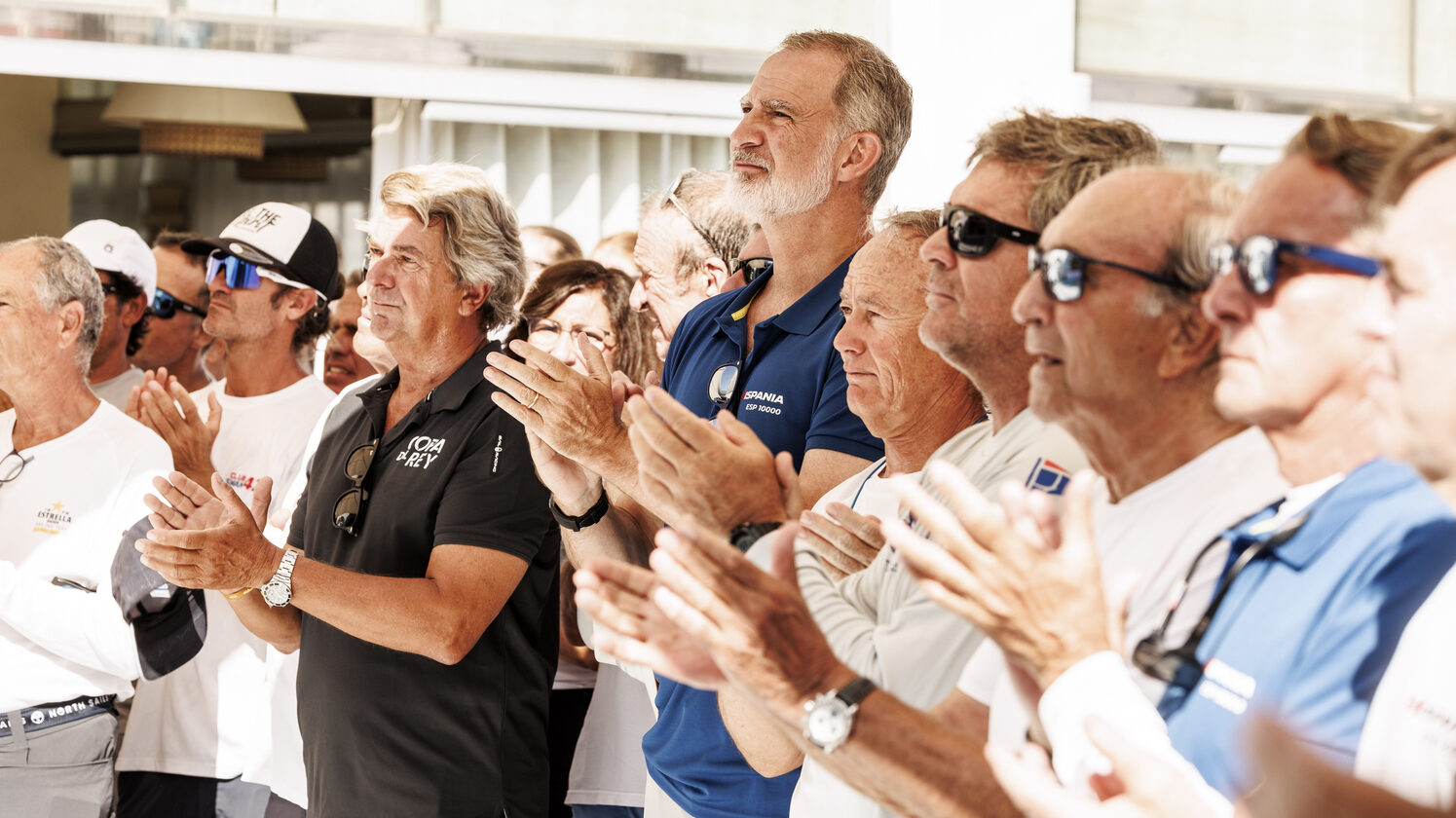El homenaje de Felipe VI a dos leyendas de la vela antes de embarcarse en el Hispania